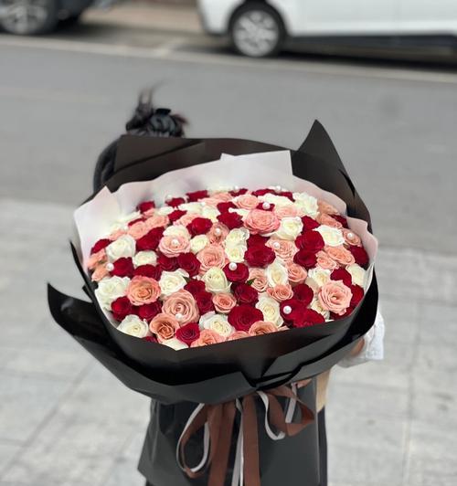 花束中白玫瑰与红玫瑰的组合代表什么含义？