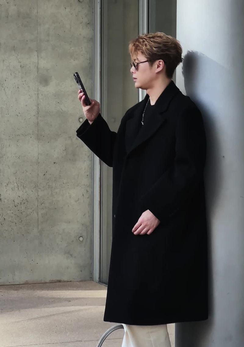 男生大衣里揣玫瑰花有何含义？