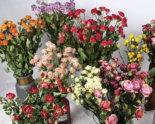 有花套的玫瑰花插花技巧是什么？