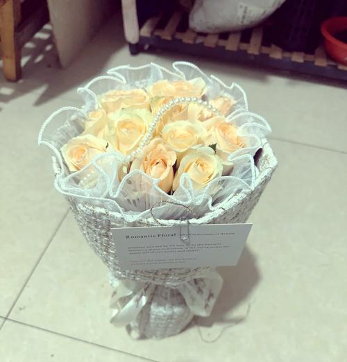 有花套的玫瑰花插花技巧是什么？