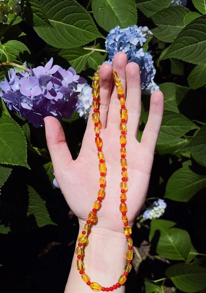 花珀耳坠的寓意是什么？花珀饰品在时尚中的含义是什么？