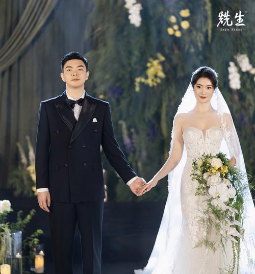 新郎手捧真花在婚礼上代表什么？