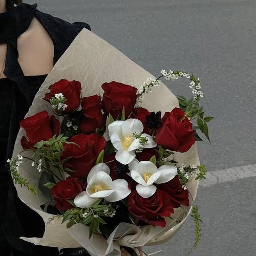 手捧玫瑰花代表什么寓意？如何正确表达手捧玫瑰花的寓意？