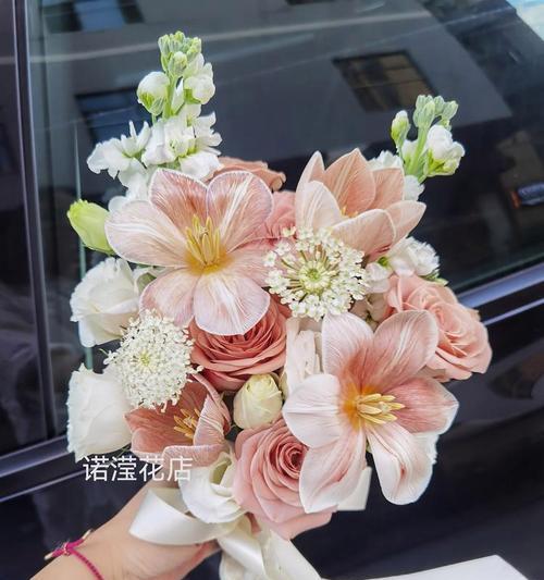 手捧花搭配保水棉有何特殊寓意？