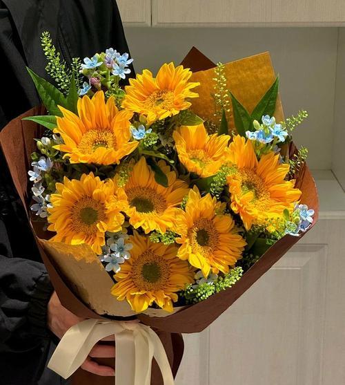 哪种颜色的花象征幸福？