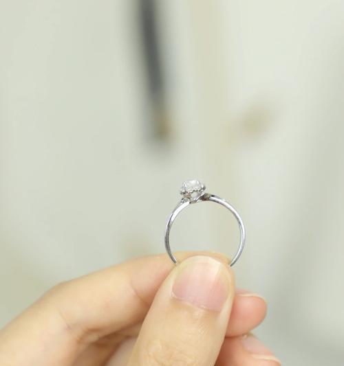 手捧花造型钻戒寓意什么？钻戒设计中的花语有哪些？