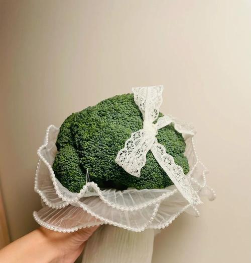 手捧花造型钻戒寓意什么？钻戒设计中的花语有哪些？