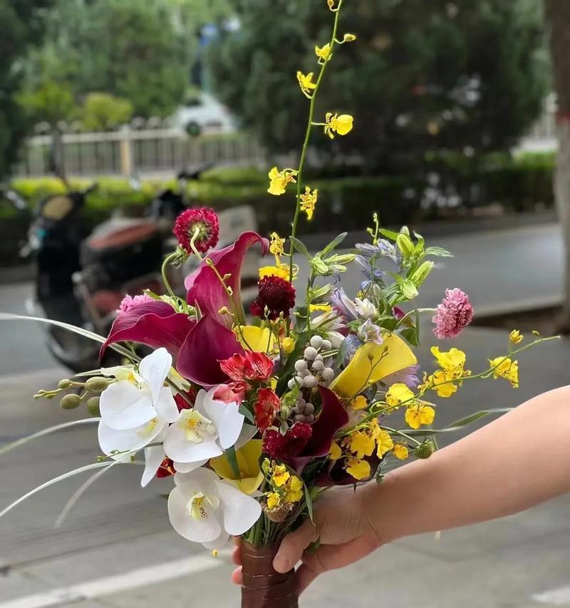 荷花玫瑰手捧花的寓意是什么？为什么选择这两种花搭配？