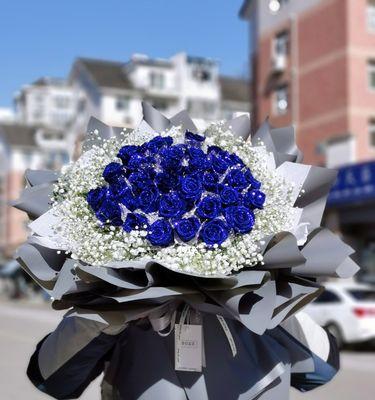 33朵蓝色玫瑰代表什么？蓝色玫瑰花33朵的含义是什么？