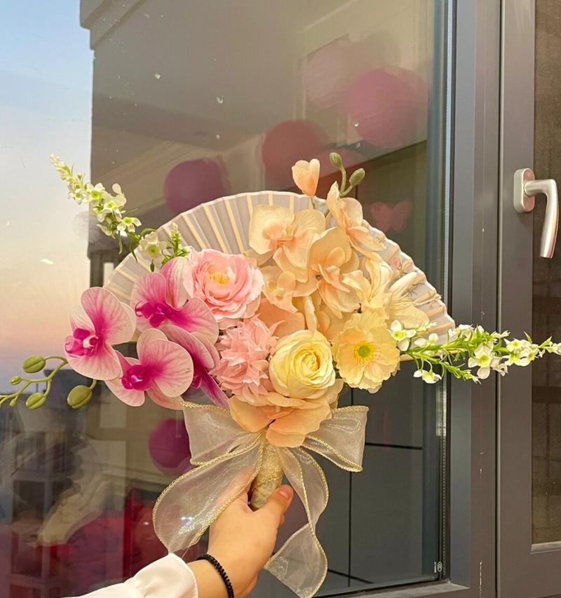 扇子带花手捧花代表了什么？