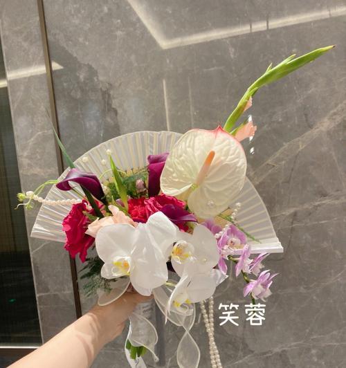 扇子带花手捧花代表了什么？