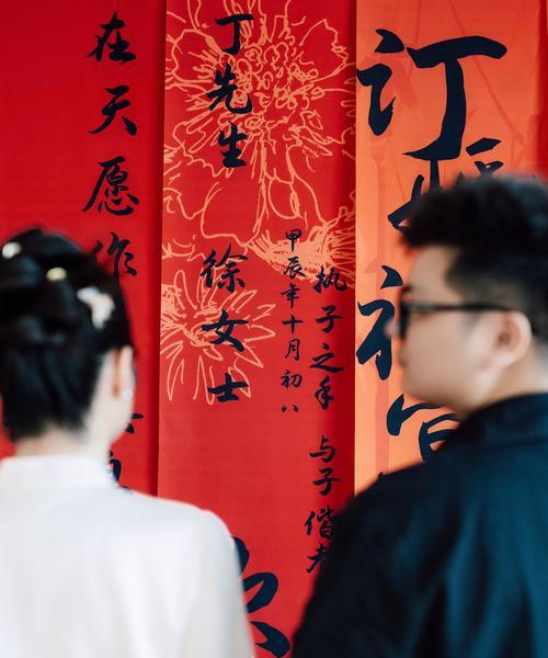 亲手捧花马来褂的寓意是什么？
