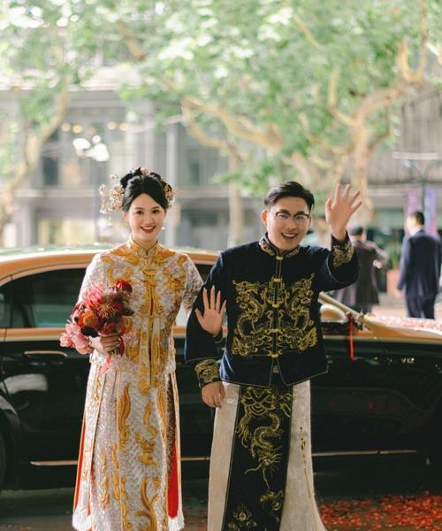 亲手捧花马来褂的寓意是什么？