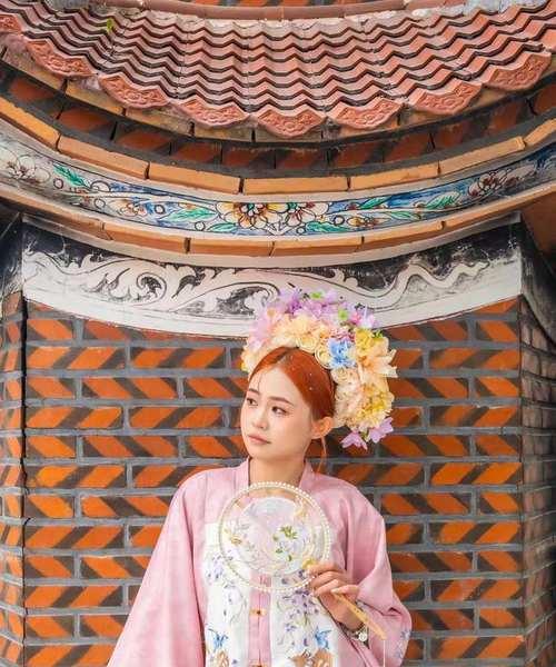 花因色美吾因花娇的含义是什么？它们在文学中如何被描绘？