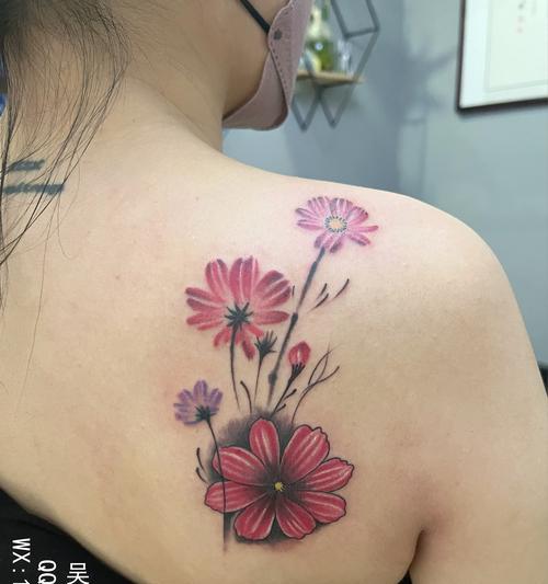 纹身中彩色花与蝴蝶有何寓意？