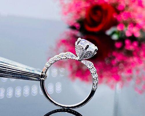 手捧花中钻戒的意义是什么？象征着什么？