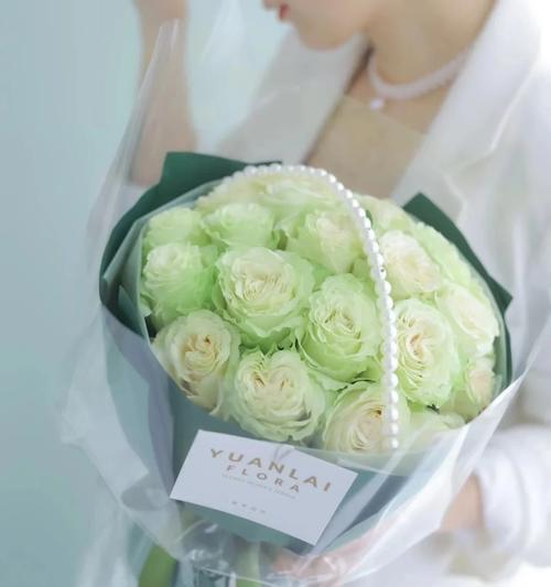 琉璃翠的花语（揭示琉璃翠花的奥秘，传递浓浓的心意）