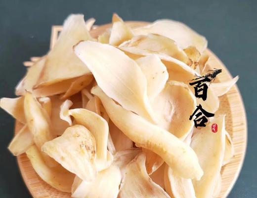 白芷泡水喝的功效与注意事项（探究白芷泡水喝的奥秘，了解正确使用方法）
